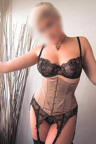 Una in Erotik Anzeigen Promi Dame über Escortagentur Duisburg Analsex sowie Verkehr in Straps & High Heels